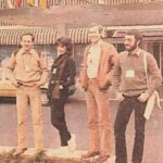 Ayşegül Aldinç Instagram - Bu gönderimdeki bazı fotoğrafları ilk defa görüyorsunuz. Gazeteci- yazar @saim_tokacoglu na “o an”ları ölümsüzleştirdiği ve benimle paylaştığı için teşekkür ediyorum. (Siyah -beyazlardan söz ediyorum.) 📸📷📸 Yıldız Tarihi( Bizde tarih bile yıldızlı!) 14 Şubat 1981… Eurovision Türkiye Elemeleri.. (Siyah- beyaz fotolar Ankara Orkut Stüdyoları’ndaki tanıtım çekimine ait) İstanbul İstanbul ve Dönme Dolap’la aynı yıl 1. ve 3. olup biriyle İrlanda’da ülkemizi temsil edeceğimiz Modern Folk Üçlüsü, o sıra Dönme Dolap için Zerrin’le( Özer) iş birliği yapmakta. Fakat ufak bir anlaşmazlık sonucu yeni solist aranıyor ve yarışmacılar arasında bulunan ben göze kestiriliyor. 🎶🎵🎶 Ben İstanbul İstanbul’la yarışıyorum. Sevgideğer @boraayanoglu.offic da bant kaydında bana back vokal yaptığından şarkının tanıtım tv çekimi için gel gözüm birlikte “çekinelim” ısrarımla beni yalnız bırakmıyor. 3. Karede heyecanımın yüze vuran ifadesini görmekteyiz!😄 🌹🌹🌹 Sonrasını Eurovisionseverler zaten biliyor. Daha geniş bilgi ve anılar henüz başlamadığım 3. kitabımda…😉 4. karede ise Bigudi ile yarışan Füsun Önal ve bize nezaket ziyaretinde bulunan Nükhet Duru ve arkamızda sıram sıram dizilmiş Modern Folk Üçlüsü’yle poza durmuşuz. Son karedeki karikatürümüzde ise ağzımızla kuş tutma eylemi beklentisinden dolayı muhtemeldir ki (henüz kelime dağarımızda bulunmayan) lince uğrayacağımız korkusu işlenmiş! 😄😄😄 Bu gece 2012’den beri katılmamakta ısrar ettiğimiz Eurovision’da büyük final gecesi… Kimimize hiç bi şey ifade etmediğini biliyorum. Yarışmanın geldiği noktadan rahatsız olanları da… İnsanî duygular çerçevesinde kırgınlığımız hayatla birlikte devam ederken protestolara mâni olunmasına da ayrıca kızgınız bu da malum. Gel gör ki beni sizlerle yıllar önce buluşturan bu yarışmaya ilgisiz kalamıyorum. Bu yüzden özür dileyeceğim de aklıma gelmezdi. 😌😌😌 Son olarak Sertab’ı 2. yarı finalde konuk olarak görmekten duyduğum mutluluğu paylaşarak bitirmek istiyorum. İyi ki var…🌹 Tüm sevmez ve bilmezlere saygımı duyarken. Akşam için buluşanlara da iyi seyirler diliyorum… #eurovision #eurovision2024 #eurovision1981