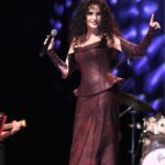 Ayşegül Aldinç Instagram - Vigor Sanat’ın beni gerçek sevenlerimle buluşturduğu enerjisi yüksek Caddebostan Kültür Merkezi konserimden… 🌹🌹🌹 “Sevenler” dedim “gerçek” dedim… Bu kelimeleri tırnak içine aldım, üstünde durdum, altını çizdim. Az sonra devam ediciim. 🔴🔴🔴 Manipülasyonu, abartısı, kabartısı yüksek bi zamanda gündemimizde olanımıza ve bir türlü bitemeyenimize bakacak olursak (ki bakamıyorum artık ben şahsen) bu sistemde gayet ferah fuhuş yaşanabilir hayatlar ve bunların aktörlerinin, aktrislerinin, altı pislerinin cüruflarının ortalığa saçılmaya devam edişini hayretle görüyoruz. Peki n’ooldu da hangi düğmeye basıldı da bunlardan haberimiz oldu?! Konu bu değil kabul. Gözümüze bu denli sokulan ama “daha neler” diye ünlediğimiz ve ardını da bilmek istediğimiz ne var ve ne yok ise vâkıfız tabiyatıyla; onu da belirtmeden geçemedim. Hem kötüyü bilicez ki “iyi” ye değerini verelim di mi?! 🌹🌹🌹 O gece beni dinlemeye gelen “gerçek sevenler”ime, o muhteşem topluluğa ben de hayran kaldım. İltifatlarınızdan etkilenmemek mümkün değildi. “Celebrity” tayfası dışardan bakınca beğenilmeye alışkın görünebilir. O pek ve her zaman öyle değil işte. Bazı bazı “bu seferki bambaşka” diyorsunuz. Artsın eksilmesin… İki buçuk saat boyunca sarmalanmak, sarmaşmak karşılıklı olarak ruhlarımıza çok iyi geldi. Orda olamayıp o atmosferi yaşamayınca, durum karşılıklı birbirini övme sıradanlığına düşer gibi görünebilir. Görünmesin… Bir gün ”olmanız” dileğiyle diyelim… Bu duyguyu yaşatan ruhunuza, varlığınıza tek tek teşekkür ederim. “Başladık” derken kastım buydu. Buluşmalarımız eskisine oranla daha sık olacak. Sevgili müzisyen arkadaşlarıma da çok teşekkür ederim özenleri için. Şahane kavuşmalara… Aşkla…♥️🌹 #ckm #caddebostankültürmerkezi @stolgakilic @emreyildizdrums @metincansari86official @gamzearsal81 #eserünsalan @naraxyn @tanjubabacan @boragokhan @vigor_sanat #filizçetin