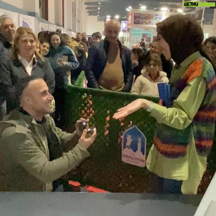 Ayşegül Aldinç Instagram - Kitabım Malumatfuruş’un raflarda ve online satışlarda yerini almasının 2. Haftasında 2. baskısını yapışının hemen ardından imza günleri başladı… Açılışı Karadeniz’in en büyük kitap fuarı Merzifon Kitap Fuarı’nda pazar günü gerçekleştirdik. Bu buluşmayı gerçekleştiren başta Belediye Başkanı Alp Kargı Bey’e ve tüm emeği geçenlere teşekkürler… 📚📚📚 Gidişimizi cumartesi günü akşamüstü saatlerinde tercih edip Samsun üzerinden Merzifon’a vâsıl olduk. Bizi birbirinden değerli yazarlarla birlikte Merpond Oteli’nde misafir ettiler. 📚📚📚 Pazar günü fuar alanına gittiğimizde kitapsever, benisever değerli Merzifonlular, çevre illerden ve daha da uzaklardan özüm için gelen harika katılımcılarla kitapla ve hayatla ilgili soru cevap şeklinde muhabbet ettik. 📚📚📚 Sonra upuzun kuyruklar oluşturan kitap dostlarıyla imzalı dostluklar kurduk. Onlar kitabımı ben adlarına imzalarken masanın diğer yanından fotoğraflar çektiler. Ben tepemdeki spot ışığından korunmak için güneş gözlüğümü takmak zorunda kaldım. 😎😎😎 Bu arada şahane bi şey oldu. Hatay’dan kalkıp Merzifon’a sırf kitabını imzalatmak için gelen bir sevenim (daha önce de Adana’ya konserime gelmişti) güzeller güzeli sevgilisine hepimizin şahitliğinde evlenme teklif etti. 💍💍💍 İmza serüveni sırasında büyük bir gürültüyle “n’ooluyo?” diye yerlerimizden hopladık. Gök gürlemesiymiş! Akabinde yağan yağmuru bardaktan boşanırcasına diye değil; tepemizden kovalarca döküldü şeklinde tanımlayabiliriz. Bu kez Merzifon Havaalını’dan bineceğimiz uçakla bu yağmurda İstanbul’a sâlimen nasıl ulaşırız diye aldı mı bizi bi düşünce… 📚📚📚 Neyse bi parça sarsıldık ama işin hezeyansal tarafını atlatıp “hom hom sivit hom” diyerekten yuvalarımıza döndük. 📚📚📚 Konserlerden fırsat yarattıkça imza günleri buluşmalarımız gerçekleşecek. Sizlerle buluşmak için sabırsızlanıyorum. O güne kadar kitaplarla ve sağlıcakla kalın…🙏🏼📚😇 #merzifonkitapfuarı @merzifonkitap @merzifonbld #merzifon #aysegülaldinç