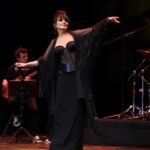 Ayşegül Aldinç Instagram - Dün Fişekhane’deki konserimizden karelerle huzurdayım bu kez. İlk kez sahnesine çıktığım bu salona ve geniş bir araziye yayılan tüm komplekse bayıldım. Her zamanki gibi çoşku coşanındır tarikiyle biz verdik, cânım seyircim coşkulardan coşku beğendi. Bizi buluşturan her sevgili kişi ve birime ve birlikte olmak için pazartesi demeden koşa koşa gelen güzelim sevenlerime selâm olsun. ♥️🌹 Önce sevgili kardeşim @boragokhan ın fotoğraflarıyla bi baş başa bırakiim canım takipçimi. Ardından videomuz da emrinize âmade olucak. Ve vakit kaybetmeden müzisyen arkadaşlarıma geçiyorum: 😇 @emin__inal @arikansirakaya @huseyinpulant @naraxyn @gamzearsal81 #eserünsalan @iskender_stage @kemalkirci1 @fisekhane