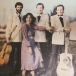 Ayşegül Aldinç Instagram - Bu gönderimdeki bazı fotoğrafları ilk defa görüyorsunuz. Gazeteci- yazar @saim_tokacoglu na “o an”ları ölümsüzleştirdiği ve benimle paylaştığı için teşekkür ediyorum. (Siyah -beyazlardan söz ediyorum.) 📸📷📸 Yıldız Tarihi( Bizde tarih bile yıldızlı!) 14 Şubat 1981… Eurovision Türkiye Elemeleri.. (Siyah- beyaz fotolar Ankara Orkut Stüdyoları’ndaki tanıtım çekimine ait) İstanbul İstanbul ve Dönme Dolap’la aynı yıl 1. ve 3. olup biriyle İrlanda’da ülkemizi temsil edeceğimiz Modern Folk Üçlüsü, o sıra Dönme Dolap için Zerrin’le( Özer) iş birliği yapmakta. Fakat ufak bir anlaşmazlık sonucu yeni solist aranıyor ve yarışmacılar arasında bulunan ben göze kestiriliyor. 🎶🎵🎶 Ben İstanbul İstanbul’la yarışıyorum. Sevgideğer @boraayanoglu.offic da bant kaydında bana back vokal yaptığından şarkının tanıtım tv çekimi için gel gözüm birlikte “çekinelim” ısrarımla beni yalnız bırakmıyor. 3. Karede heyecanımın yüze vuran ifadesini görmekteyiz!😄 🌹🌹🌹 Sonrasını Eurovisionseverler zaten biliyor. Daha geniş bilgi ve anılar henüz başlamadığım 3. kitabımda…😉 4. karede ise Bigudi ile yarışan Füsun Önal ve bize nezaket ziyaretinde bulunan Nükhet Duru ve arkamızda sıram sıram dizilmiş Modern Folk Üçlüsü’yle poza durmuşuz. Son karedeki karikatürümüzde ise ağzımızla kuş tutma eylemi beklentisinden dolayı muhtemeldir ki (henüz kelime dağarımızda bulunmayan) lince uğrayacağımız korkusu işlenmiş! 😄😄😄 Bu gece 2012’den beri katılmamakta ısrar ettiğimiz Eurovision’da büyük final gecesi… Kimimize hiç bi şey ifade etmediğini biliyorum. Yarışmanın geldiği noktadan rahatsız olanları da… İnsanî duygular çerçevesinde kırgınlığımız hayatla birlikte devam ederken protestolara mâni olunmasına da ayrıca kızgınız bu da malum. Gel gör ki beni sizlerle yıllar önce buluşturan bu yarışmaya ilgisiz kalamıyorum. Bu yüzden özür dileyeceğim de aklıma gelmezdi. 😌😌😌 Son olarak Sertab’ı 2. yarı finalde konuk olarak görmekten duyduğum mutluluğu paylaşarak bitirmek istiyorum. İyi ki var…🌹 Tüm sevmez ve bilmezlere saygımı duyarken. Akşam için buluşanlara da iyi seyirler diliyorum… #eurovision #eurovision2024 #eurovision1981