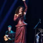 Ayşegül Aldinç Instagram - Vigor Sanat’ın beni gerçek sevenlerimle buluşturduğu enerjisi yüksek Caddebostan Kültür Merkezi konserimden… 🌹🌹🌹 “Sevenler” dedim “gerçek” dedim… Bu kelimeleri tırnak içine aldım, üstünde durdum, altını çizdim. Az sonra devam ediciim. 🔴🔴🔴 Manipülasyonu, abartısı, kabartısı yüksek bi zamanda gündemimizde olanımıza ve bir türlü bitemeyenimize bakacak olursak (ki bakamıyorum artık ben şahsen) bu sistemde gayet ferah fuhuş yaşanabilir hayatlar ve bunların aktörlerinin, aktrislerinin, altı pislerinin cüruflarının ortalığa saçılmaya devam edişini hayretle görüyoruz. Peki n’ooldu da hangi düğmeye basıldı da bunlardan haberimiz oldu?! Konu bu değil kabul. Gözümüze bu denli sokulan ama “daha neler” diye ünlediğimiz ve ardını da bilmek istediğimiz ne var ve ne yok ise vâkıfız tabiyatıyla; onu da belirtmeden geçemedim. Hem kötüyü bilicez ki “iyi” ye değerini verelim di mi?! 🌹🌹🌹 O gece beni dinlemeye gelen “gerçek sevenler”ime, o muhteşem topluluğa ben de hayran kaldım. İltifatlarınızdan etkilenmemek mümkün değildi. “Celebrity” tayfası dışardan bakınca beğenilmeye alışkın görünebilir. O pek ve her zaman öyle değil işte. Bazı bazı “bu seferki bambaşka” diyorsunuz. Artsın eksilmesin… İki buçuk saat boyunca sarmalanmak, sarmaşmak karşılıklı olarak ruhlarımıza çok iyi geldi. Orda olamayıp o atmosferi yaşamayınca, durum karşılıklı birbirini övme sıradanlığına düşer gibi görünebilir. Görünmesin… Bir gün ”olmanız” dileğiyle diyelim… Bu duyguyu yaşatan ruhunuza, varlığınıza tek tek teşekkür ederim. “Başladık” derken kastım buydu. Buluşmalarımız eskisine oranla daha sık olacak. Sevgili müzisyen arkadaşlarıma da çok teşekkür ederim özenleri için. Şahane kavuşmalara… Aşkla…♥️🌹 #ckm #caddebostankültürmerkezi @stolgakilic @emreyildizdrums @metincansari86official @gamzearsal81 #eserünsalan @naraxyn @tanjubabacan @boragokhan @vigor_sanat #filizçetin