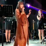 Ayşegül Aldinç Instagram - İyi pazarlar, hemen akabinde de iyi haftalar şimdiden. Kalan sağlar hep bizimdi ayrı; buna mukabil şehirlerden bi gıdım öteye gidenler olarak hoş geldik mi? Yollarda mıyız yoksa hâlâ? Aman dikkat! Gidiş-dönüşlere kendimi de kattığıma bakmayın. Benimkisi tatil cinsi değildi. Nerde o günler?! 😌😌😌 Hafta sonumuz konsere kesti. Önce Jolly Joker’ın Kartal İstMarina’sında sonra da Kocaeli’deki mekânında neşeli, sıcak kavuşmalar yaşadık. Öncelikle “Bayram seyran nihayete erdi; şöyle ayağımızı altımıza alıp bi parça dinlenelim” demeyip çılgın neşesini, yoğun sevgisini yanına katıp konserimize icâbet eden tüm müzikseverlere, biziseverlere teşekkür ederim. İyi ki varsınız. Birlikte çoğalmak şahane bi duygu. 🙏🏼🙏🏼🙏🏼 Madem önce Kartal İstMarina bi gün sonrasında da İzmit’e doğru yol alıciiz, handiyse yolun yarısına da vardık; dedim ben Küçükyalı da ikâmet eden asistanım minik anne Naziko’ya misafir oliim. Genellikle oteller hariç (o da mecburen) başka evlerde rahat edemem, rahatsızlık da verebilirim diyerekten yaşadığım bir dilemma bu. Bi de uyku sorunum mevcut bunun da etkisi var tabii. 🥱🥱🥱 Konserden sonra eve vardığımızda hayatımın en rahat yumuş uykusuna yatıp bunu menkıbe şeklinde önüme gelene anlatacağımı nerden bilebilirdim ?! Naz’cığımın azman tıkız kedileriyle alt alta üst üste tüy banyosu yaptıktan sonra yola çıkaraktan Kocaeli’ye vâsıl olduk. @arikansirakaya @naraxyn @emin__inal @gamzearsal81 @mervenuvasilturkmen #eserünsalan @dincay.dinc dan oluşan kadromuzla görücüye çıktık. “İstemeye” gelenlerin memnun ayrılması en büyük armağandı. Tekraren buluşmak üzere diyor kozmopolit, ivecen ve her dem kalaba insanlar diyarı İstanbul’dan sevgi end selamlar boca ediyorum.🥸