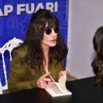 Ayşegül Aldinç Instagram – Kitabım Malumatfuruş’un raflarda ve online satışlarda yerini almasının 2. Haftasında 2. baskısını yapışının hemen ardından imza günleri başladı…
Açılışı Karadeniz’in en büyük kitap fuarı Merzifon Kitap Fuarı’nda pazar günü gerçekleştirdik.
Bu buluşmayı gerçekleştiren başta Belediye Başkanı Alp Kargı Bey’e ve tüm emeği geçenlere teşekkürler…
📚📚📚
Gidişimizi cumartesi günü akşamüstü saatlerinde tercih edip Samsun üzerinden Merzifon’a vâsıl olduk.
Bizi birbirinden değerli yazarlarla birlikte  Merpond Oteli’nde misafir ettiler.
📚📚📚
Pazar günü fuar alanına gittiğimizde kitapsever, benisever değerli Merzifonlular, çevre illerden ve  daha da uzaklardan özüm için gelen harika katılımcılarla kitapla ve hayatla ilgili soru cevap şeklinde muhabbet ettik.
📚📚📚
Sonra upuzun kuyruklar oluşturan kitap dostlarıyla imzalı dostluklar kurduk.
Onlar kitabımı ben adlarına imzalarken masanın diğer yanından fotoğraflar çektiler.
Ben tepemdeki spot ışığından korunmak için güneş gözlüğümü takmak zorunda kaldım.
😎😎😎
Bu arada şahane bi şey oldu.
Hatay’dan kalkıp Merzifon’a sırf kitabını imzalatmak için gelen bir sevenim (daha önce de Adana’ya konserime gelmişti) güzeller güzeli sevgilisine hepimizin şahitliğinde evlenme teklif etti.
💍💍💍
İmza serüveni sırasında büyük bir gürültüyle “n’ooluyo?” diye yerlerimizden hopladık.
Gök gürlemesiymiş!
Akabinde yağan yağmuru bardaktan boşanırcasına diye değil; tepemizden kovalarca döküldü şeklinde tanımlayabiliriz.
Bu kez Merzifon Havaalını’dan bineceğimiz uçakla bu yağmurda İstanbul’a sâlimen nasıl ulaşırız diye aldı mı bizi bi düşünce…
📚📚📚
Neyse bi parça sarsıldık ama işin hezeyansal tarafını atlatıp “hom hom sivit hom” diyerekten yuvalarımıza döndük.
📚📚📚
Konserlerden fırsat yarattıkça imza günleri buluşmalarımız gerçekleşecek.
Sizlerle buluşmak için sabırsızlanıyorum.
O güne kadar kitaplarla ve sağlıcakla kalın…🙏🏼📚😇
#merzifonkitapfuarı 
@merzifonkitap 
@merzifonbld 
#merzifon
#aysegülaldinç