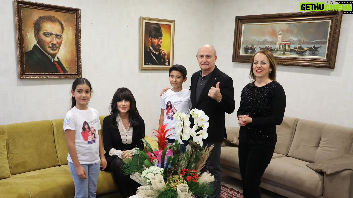 Ayşegül Aldinç Instagram - Büyükçekmece Belediyesi Çocuk Korosu, "Bir Yıldız Işığında Çocuk Sesleri" projesi kapsamında Ayşegül Aldinç'in unutulmaz şarkılarını seslendirecekleri 14. konserine hazırlanıyor. Değerli sanatçımız Ayşegül Aldinç ile proje detaylarını konuşmak üzere bir araya gelerek, keyifli bir sohbet gerçekleştirdik. Kendisine projemize verdiği destek için bir kez daha teşekkür ediyorum.