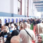 Ayşegül Aldinç Instagram – Kitabım Malumatfuruş’un raflarda ve online satışlarda yerini almasının 2. Haftasında 2. baskısını yapışının hemen ardından imza günleri başladı…
Açılışı Karadeniz’in en büyük kitap fuarı Merzifon Kitap Fuarı’nda pazar günü gerçekleştirdik.
Bu buluşmayı gerçekleştiren başta Belediye Başkanı Alp Kargı Bey’e ve tüm emeği geçenlere teşekkürler…
📚📚📚
Gidişimizi cumartesi günü akşamüstü saatlerinde tercih edip Samsun üzerinden Merzifon’a vâsıl olduk.
Bizi birbirinden değerli yazarlarla birlikte  Merpond Oteli’nde misafir ettiler.
📚📚📚
Pazar günü fuar alanına gittiğimizde kitapsever, benisever değerli Merzifonlular, çevre illerden ve  daha da uzaklardan özüm için gelen harika katılımcılarla kitapla ve hayatla ilgili soru cevap şeklinde muhabbet ettik.
📚📚📚
Sonra upuzun kuyruklar oluşturan kitap dostlarıyla imzalı dostluklar kurduk.
Onlar kitabımı ben adlarına imzalarken masanın diğer yanından fotoğraflar çektiler.
Ben tepemdeki spot ışığından korunmak için güneş gözlüğümü takmak zorunda kaldım.
😎😎😎
Bu arada şahane bi şey oldu.
Hatay’dan kalkıp Merzifon’a sırf kitabını imzalatmak için gelen bir sevenim (daha önce de Adana’ya konserime gelmişti) güzeller güzeli sevgilisine hepimizin şahitliğinde evlenme teklif etti.
💍💍💍
İmza serüveni sırasında büyük bir gürültüyle “n’ooluyo?” diye yerlerimizden hopladık.
Gök gürlemesiymiş!
Akabinde yağan yağmuru bardaktan boşanırcasına diye değil; tepemizden kovalarca döküldü şeklinde tanımlayabiliriz.
Bu kez Merzifon Havaalını’dan bineceğimiz uçakla bu yağmurda İstanbul’a sâlimen nasıl ulaşırız diye aldı mı bizi bi düşünce…
📚📚📚
Neyse bi parça sarsıldık ama işin hezeyansal tarafını atlatıp “hom hom sivit hom” diyerekten yuvalarımıza döndük.
📚📚📚
Konserlerden fırsat yarattıkça imza günleri buluşmalarımız gerçekleşecek.
Sizlerle buluşmak için sabırsızlanıyorum.
O güne kadar kitaplarla ve sağlıcakla kalın…🙏🏼📚😇
#merzifonkitapfuarı 
@merzifonkitap 
@merzifonbld 
#merzifon
#aysegülaldinç