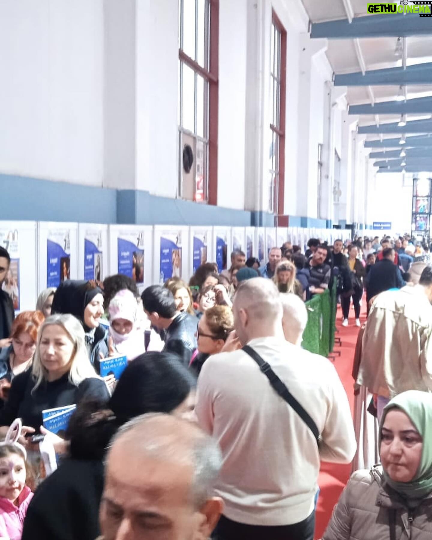 Ayşegül Aldinç Instagram - Kitabım Malumatfuruş’un raflarda ve online satışlarda yerini almasının 2. Haftasında 2. baskısını yapışının hemen ardından imza günleri başladı… Açılışı Karadeniz’in en büyük kitap fuarı Merzifon Kitap Fuarı’nda pazar günü gerçekleştirdik. Bu buluşmayı gerçekleştiren başta Belediye Başkanı Alp Kargı Bey’e ve tüm emeği geçenlere teşekkürler… 📚📚📚 Gidişimizi cumartesi günü akşamüstü saatlerinde tercih edip Samsun üzerinden Merzifon’a vâsıl olduk. Bizi birbirinden değerli yazarlarla birlikte Merpond Oteli’nde misafir ettiler. 📚📚📚 Pazar günü fuar alanına gittiğimizde kitapsever, benisever değerli Merzifonlular, çevre illerden ve daha da uzaklardan özüm için gelen harika katılımcılarla kitapla ve hayatla ilgili soru cevap şeklinde muhabbet ettik. 📚📚📚 Sonra upuzun kuyruklar oluşturan kitap dostlarıyla imzalı dostluklar kurduk. Onlar kitabımı ben adlarına imzalarken masanın diğer yanından fotoğraflar çektiler. Ben tepemdeki spot ışığından korunmak için güneş gözlüğümü takmak zorunda kaldım. 😎😎😎 Bu arada şahane bi şey oldu. Hatay’dan kalkıp Merzifon’a sırf kitabını imzalatmak için gelen bir sevenim (daha önce de Adana’ya konserime gelmişti) güzeller güzeli sevgilisine hepimizin şahitliğinde evlenme teklif etti. 💍💍💍 İmza serüveni sırasında büyük bir gürültüyle “n’ooluyo?” diye yerlerimizden hopladık. Gök gürlemesiymiş! Akabinde yağan yağmuru bardaktan boşanırcasına diye değil; tepemizden kovalarca döküldü şeklinde tanımlayabiliriz. Bu kez Merzifon Havaalını’dan bineceğimiz uçakla bu yağmurda İstanbul’a sâlimen nasıl ulaşırız diye aldı mı bizi bi düşünce… 📚📚📚 Neyse bi parça sarsıldık ama işin hezeyansal tarafını atlatıp “hom hom sivit hom” diyerekten yuvalarımıza döndük. 📚📚📚 Konserlerden fırsat yarattıkça imza günleri buluşmalarımız gerçekleşecek. Sizlerle buluşmak için sabırsızlanıyorum. O güne kadar kitaplarla ve sağlıcakla kalın…🙏🏼📚😇 #merzifonkitapfuarı @merzifonkitap @merzifonbld #merzifon #aysegülaldinç