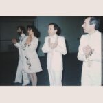 Ayşegül Aldinç Instagram - Bu gönderimdeki bazı fotoğrafları ilk defa görüyorsunuz. Gazeteci- yazar @saim_tokacoglu na “o an”ları ölümsüzleştirdiği ve benimle paylaştığı için teşekkür ediyorum. (Siyah -beyazlardan söz ediyorum.) 📸📷📸 Yıldız Tarihi( Bizde tarih bile yıldızlı!) 14 Şubat 1981… Eurovision Türkiye Elemeleri.. (Siyah- beyaz fotolar Ankara Orkut Stüdyoları’ndaki tanıtım çekimine ait) İstanbul İstanbul ve Dönme Dolap’la aynı yıl 1. ve 3. olup biriyle İrlanda’da ülkemizi temsil edeceğimiz Modern Folk Üçlüsü, o sıra Dönme Dolap için Zerrin’le( Özer) iş birliği yapmakta. Fakat ufak bir anlaşmazlık sonucu yeni solist aranıyor ve yarışmacılar arasında bulunan ben göze kestiriliyor. 🎶🎵🎶 Ben İstanbul İstanbul’la yarışıyorum. Sevgideğer @boraayanoglu.offic da bant kaydında bana back vokal yaptığından şarkının tanıtım tv çekimi için gel gözüm birlikte “çekinelim” ısrarımla beni yalnız bırakmıyor. 3. Karede heyecanımın yüze vuran ifadesini görmekteyiz!😄 🌹🌹🌹 Sonrasını Eurovisionseverler zaten biliyor. Daha geniş bilgi ve anılar henüz başlamadığım 3. kitabımda…😉 4. karede ise Bigudi ile yarışan Füsun Önal ve bize nezaket ziyaretinde bulunan Nükhet Duru ve arkamızda sıram sıram dizilmiş Modern Folk Üçlüsü’yle poza durmuşuz. Son karedeki karikatürümüzde ise ağzımızla kuş tutma eylemi beklentisinden dolayı muhtemeldir ki (henüz kelime dağarımızda bulunmayan) lince uğrayacağımız korkusu işlenmiş! 😄😄😄 Bu gece 2012’den beri katılmamakta ısrar ettiğimiz Eurovision’da büyük final gecesi… Kimimize hiç bi şey ifade etmediğini biliyorum. Yarışmanın geldiği noktadan rahatsız olanları da… İnsanî duygular çerçevesinde kırgınlığımız hayatla birlikte devam ederken protestolara mâni olunmasına da ayrıca kızgınız bu da malum. Gel gör ki beni sizlerle yıllar önce buluşturan bu yarışmaya ilgisiz kalamıyorum. Bu yüzden özür dileyeceğim de aklıma gelmezdi. 😌😌😌 Son olarak Sertab’ı 2. yarı finalde konuk olarak görmekten duyduğum mutluluğu paylaşarak bitirmek istiyorum. İyi ki var…🌹 Tüm sevmez ve bilmezlere saygımı duyarken. Akşam için buluşanlara da iyi seyirler diliyorum… #eurovision #eurovision2024 #eurovision1981