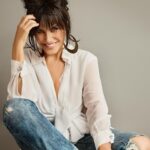 Ayşegül Aldinç Instagram - Gidiyo musunuz yine?.. Ben hep kıskandım sizi… Sen’at dünyasının alışıldık gezen tavuk modellemesine uymayanlar da vardır bencileyin. Yani ki istinalar kaideyi bozar bazen. İstanbul’un da bi nöbetçisi olsun di mi?! ☺️☺️☺️ Hep derim tatil özürlüyüm ben. Bi yanım bağlı. Diyorum ya; kıskanıyorum sizi!.. ☺️☺️☺️ Bizim iş hep tatil gibi görünür kimine. Deliye her gün bayram ya da… Evet sizden daha akıllı değilim bu doğru. Benim bayramım sizle kavuşmalarımız işte.. Baş ucumda bayramlık kırmızı rugan ayakkabılarımla sabaha ermek gibi her buluşmamız. ☺️☺️☺️ Yine var kavuşmalar nisan boyu: 12 Nisan Kartal İst Marina Jolly Joker, 13 Nisan Kocaeli Jolly Joker. 20 Nisan ikinci kez Soldout İzmir, 30 Nisan Çorlu Ünal Baysan Kültür Merkezi… Mayıs’ta da şimdilik 3 Mayıs Edirne Atatürk Kültür Merkezi, 10 Mayıs Antalya The Bar… Belki görüşürüz bayramda?.. Ya da daha sonra?.. ☺️☺️☺️ Kiminiz şimdiden yola çıktınız, kiminiz hazırlıklara başladı. Seferîsiniz belki kiminiz? Daha Ramazan bitmedi. ☺️☺️☺️ Yola çıkarken kitabım Malumatfuruş- Ayşegül’ün Günlüğü’nü yanınıza aldınız di mi? Kendi kitabımı övmek, önermek gibi olmasın ( ya da olsun!😊) tam tatil kafası. Ben yazarken eğlendim çok. Siz de okurken eğlenin başka isteğim yok. ☺️☺️☺️ Hadi o zaman sağ salim yollarınız, sevgiyle kucaklayan kollarınız, mutlu kavuşmalarınız olsun. Madem şimdiden gönüller bayram havalı; iyi bayramlar her halde… Benim şekil İstanbul’u bekleyenler varsa parmak kaldırsın!😊👆🏼 📸 @nihatodabasiofficial ♥️ #kitap #malumatfuruş #ayşegülüngünlüğü #inkılapkitabevi #ayşegülaldinç #pazar #sunday #sundaymornings