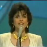 Ayşegül Aldinç Instagram - Takvimler 4 Nisan 1981’i gösteriyor. Dublin’ deki 15.000 kişilik RDS Simmonscourt Pavilion hınca hınç dolu. Onno Tunç büyük orkestrayı yönetiyor, Bülend Özveren her zamanki gibi anlatıcı konumunda, Başak Doğru Türkiye’nin diğer ülkelere verdiği puanları açıklıyor. (Her üçüne de rahmet ve sevgiyle…🙏🏼🌹) 🟢🟢🟢 Modern Folk Üçlüsü’yle katıldığımız Eurovision’un 26. sına denk gelişimiz, (topla: 8 ediyor) 1980-81 katılma kararı ve seçiliş, 18. oluşumuzla yeşillenen, hayatımın her bi yerine serpiştirilmiş bu 8’ler, bana neyi anlatmak istiyor bilemiyorum. 🟢🟢🟢 Şarkıcılığı ilk kez uluslararası platfomda deneyimlemek, ülkeyi yaban ellerde temsil etmek, yüzmeyi okyanusta öğrenmek gibi bir büyük heyecandı benim için. Dereceyi saymazsak boğulmadık şükür! 🟢🟢🟢 Tiryakileri haricinde artık kimseye pek bi şey ifade etmiyor bu yarışma. Tekrar katılabilme ümidiyle. O da olur belki bi gün.😉 #eurovision #nisan #april #modernfolküçlüsü #moderfolktrio #ayşegülaldinç #alikocatepe #onnotunç #1981