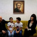 Ayşegül Aldinç Instagram - Büyükçekmece Belediyesi Çocuk Korosu, "Bir Yıldız Işığında Çocuk Sesleri" projesi kapsamında Ayşegül Aldinç'in unutulmaz şarkılarını seslendirecekleri 14. konserine hazırlanıyor. Değerli sanatçımız Ayşegül Aldinç ile proje detaylarını konuşmak üzere bir araya gelerek, keyifli bir sohbet gerçekleştirdik. Kendisine projemize verdiği destek için bir kez daha teşekkür ediyorum.