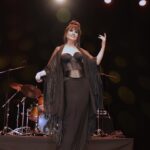 Ayşegül Aldinç Instagram - Dün Fişekhane’deki konserimizden karelerle huzurdayım bu kez. İlk kez sahnesine çıktığım bu salona ve geniş bir araziye yayılan tüm komplekse bayıldım. Her zamanki gibi çoşku coşanındır tarikiyle biz verdik, cânım seyircim coşkulardan coşku beğendi. Bizi buluşturan her sevgili kişi ve birime ve birlikte olmak için pazartesi demeden koşa koşa gelen güzelim sevenlerime selâm olsun. ♥️🌹 Önce sevgili kardeşim @boragokhan ın fotoğraflarıyla bi baş başa bırakiim canım takipçimi. Ardından videomuz da emrinize âmade olucak. Ve vakit kaybetmeden müzisyen arkadaşlarıma geçiyorum: 😇 @emin__inal @arikansirakaya @huseyinpulant @naraxyn @gamzearsal81 #eserünsalan @iskender_stage @kemalkirci1 @fisekhane