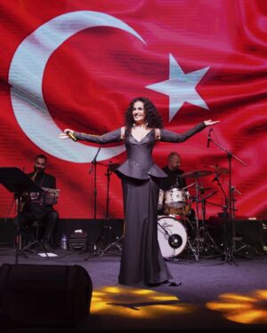 Ayşegül Aldinç Instagram - Bir Atatürk sevdalısı olarak Cumhuriyet’imizin 100. şeref yaşının coşkusunu tüm benliğinde hissedenlerden sadece biriyim. 
Çok olduğumuzu biliyorum.
O’nun adını, armağanını, emanetini yaşatmaya yönelik bu kararlılık her şeraitte sonsuza kadar devam edecek. 
🇹🇷🇹🇷🇹🇷
Biz bu çok önemli kutlamayı bir gün öncesinde Tugiad’ın seçkin davetlileriyle kutladık.
🇹🇷🇹🇷🇹🇷
Bugün gün içinde tüm yurta egemen olan etkinliklerden haberdar olmak içimi coşturdu.
Cumhuriyet’imizin ilelebet payidar kalacağına inancım katmerlendi. 
Bu duyguyla ebedi liderimiz Gazi Mustafa Kemal Atatürk’ümüzü ve silah arkadaşlarını minnetlerimi sunarak rahmetle anıyorum.
Yaşasın laik, demokratik çok seslilik.
Yaşasın Cumhuriyet!..
🇹🇷🌹♥️ 
#cumhuriyet100yaşında 
#cumhuriyetimizin100yılıkutluolsun 
#gazimustafakemalatatürk 
#mustafakemalatatürk 
#atatürk 
👗: @tanjubabacan
@swissotelthebosphorus @tugiadgenelmerkez @kpheryerde