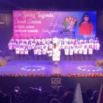 Ayşegül Aldinç Instagram – (Önce bi sola kaydır yapalım güzelciklerimizi görelim😍)
Şimdi okuyabiliriz:😉
Mart hıphızlı bir giriş yaptı.
Artık kapıdan baktırıp kazma kürek yaktırmadığı bi gerçek.
Mevsimlerin performansı bile nostaljik.
Belli ki baharı görmeden yaz da gelip geçecek…
Mart her yıl olduğu gibi Kadınlar Günü, Tıp Bayramı, Çanakkale’nin Kurtuluşu, Dünya Tiyatrolar Günü gibi özel günleri içinde barındırırken bu yılkinde seçim ve Ramazan öne çıkıyor.
Yok, yok yani!
Eksiksem tamamlayınız.
🌹🌹🌹
Benden yana ise
konser maratonu berdevam.  Ramazan münasebetiyle herkesler bir ay istirahatte olacak olduklarından köprüden önceki son çıkış hesabı saldıray bir ay.
🌹🌹🌹
Da haddizatında demem o değil. 
Sorunların üstesinde geliriz evelallah; ya içinde kaybolduğumuz sorular?
Rasyonalize etmeye çalıştığım ama aklımdan çıkmayan can arkadaşımı kaybım mart ayı ile arama mesafe koyma nedenim mi olacaktı?
Mazeretim kan kırmızı…
Kızılcık şerbeti  içmek ise meslek gereği; “The show must go on” dan yola çıkarak gösterinin devamı hayata tutunmayı sağlıyor.
“O” da böyle olmasını isterdi.
🌹🌹🌹
“Mart ayı dert ayı” derler.
Niye?
“Havalar değişken olduğundan hasta olabilirmişiz” diye.
İyiyMİŞ gibi görünen hastalar olduğumuzu inkâr etsek de herkesin birbirini gördüğü, kendini istediğin gibi gösterebildiğin ama içini göstermeyen İnstagram aynası seni sana en iyi anlatan, aslında farkındaysan.
Ama hep mi iyiyiz, hep mi güzeliz?!
Benim bildiğim hastayken iyi olabilme umudu yaşanır.
Ya hasta olduğunu bilmiyorsan?!
🌹🌹🌹
Sizleri 6 Mart’ta @buyukcekmecebld sinin düzenlediği benim şarkılarımdan oluşan repertuvarlarıyla  Bir Yıldız Işığında Çocuk Sesleri etkinliğiyle, beni çok mutlu eden bu projeden anlarla başbaşa bırakıyorum.🙏🏼😇
Huzurlu Ramazanlar ve iyi pazarlar dilerim…🌹♥️
@buyukcekmecekultursanat 
@drhasanakgun 
@cigdemguven1919 🙏🏼
o_t_m_ 
#pazar