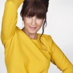 Ayşegül Aldinç Instagram - Son düzlük, son kelâmlar… Her türlü ayrımcılığa karşı, kışkırtıcı, ayrıştırıcı bir dilden, şiddetten uzak duran, insana değer veren, doğanın doğasını bozmalara kalkışmayan, hayvan kardeşlerimize yaşam hakkı tanıyan, yalanı dolanı şiar edinmemiş bir zihniyete geçit vermek çocuklarımızın geleceği açısından çok ama çok önemli. “Kiminiz, “olsa dükkan bizim” de diyebilir. Olmuşa bakıcan o zaman olacağı bilebilmek için… 🟡🟡🟡 Atı alıp Üsküdar’a giden değil “Üsküdar’a giderken bir mendil bulup, mendilinin içine lokum dolduran” bir neslin ahvâdı olanların seçimleri belli. “Benim yarim bina okur, döner döner yine okur” şeklinde bildiğini okuyan kitlenin de şapkasını önüne koyup seçimini, “geçimini” düşünerek yapması gerek. 🟡🟡🟡 Bir de işin şu kısmı var tabii: Mesela seçim güvenliği ile ilgili en ufak bir endişe duymamamız gerekir di mi? Parmak boyası usülüne parmaklarımızın görsel estetiğine halel gelmemesi adına karşı çıkılmadı herhalde?! Biz niye oy çuvallarıyla sarmaş dolaş aşk yaşayıp çalınmasın diye üstüne kapaklananım ki. Bunu septisizimle ilişkilendiren kimseler kaldıysa fazla iyimser olmaları, yok o da değil burda yaşamıyor olmaları gerekir. 🟡🟡🟡 Geçmişe mâzi değil ders alınası bi yön olarak bakmaya varım sadece. Balık hafızası mı dedin? Fosfor azlığı? Üç tarafı denizlerle çevrili bir ülkede balığa ağırlık veremediysek kader değil utanması gerekenler utansın. Dışa bağımlı tarım, hayvancılık ha keza. Gitti gidiyor döner mi bilmem? 🟡🟡🟡 Lütfen oy kullanın. Bu, sadece vatandaşlık görevi değil kendine saygıdır. Kendine saygısı olmayan da bunu kimseden beklememeli! Hem yiyiim, hem çöreğim bütün kalsın diye bi şey yok! Her seçiş bir vaz geçiştir. Çok yorulduk. Başka Türkiye yok.! “Evet”iniz hayırlara vesile olsun. Bastığınız yere dikkat edin; zemin kaygan!.. P.S “Pazar seçim”imi 2019 seçim yazımdan seçtim. Baktım güncelliğini koruyor!..) #pazar #sunday #seçim #oy #oyver 📸 @safagulsoy 2016 😊