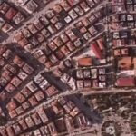 Ayşegül Aldinç Instagram - Depremin 1. yıldönümünde kayıplarımıza rahmet, geriye kalanlara güç kuvvet ve sabır dilerim. Hiç bir kul yalnız bırakılmayı hak etmiyor… Geçen yıl depremle ile ilgili duygularımı şöyle ifade etmiştim. *** Kocca rezidanslara şatifilli isimler koyanların gemi battıktan sonra fareler misali kaçışırken yakalanmaları yüreklere su serpse de bu hıncın ateşi kolay sönmeyecek. (İmar izni altında imzası olanları da unutmuyoruz!) Adalet sisteminin fena halde silkinerek kendine ge(tiri)lmesi katillerin en ağır biçimde cezalandırılması kamu vicdanını bir nebze rahatlatacaktır. Depremzedelerin bu travmayı atlatabilmelerinin çok zaman alacağı ise tartışmasız yazık ki. ⚫️⚫️⚫️ Etkisi bu denli büyük bir felakette halkı yanıltıcı bilgilerle manipüle ederek hassas anları yanlış zamanlamalara yönlendirmenin riski, vebali de ayrıca çok büyük. Bu yüzden paylaşım yaparken hassas davranmaya çalışıyorum. ⚫️⚫️⚫️ 1939 Erzincan depremindeki kayıplarımızla bugünkü durumumuz kıyaslanıyor ve “en büyük 2. felaket” olarak tarifleniyor. Ama… Aması var işte. Hislerim, duyduklarım, gerçekliğine yüzde yüz inandığım kaynaklardan okuduklarımı paylaşmaya elim varmıyor. Çoğunuzun tahmin edebileceği sayılar söz konusu zira. ⚫️⚫️⚫️ Günümüzde depremin şiddeti başta olmak üzere bazı birimler için “istatiktiksel”kayıplar, belli insaflar seviyesinde eksik gösterilir. Bunu bilir, bildiğimizle kalırız. Bu perişan ruh hallerimizle temennilerimize yaslanarak artık öyle olmamasını umut ediyoruz umutsuzca! ⚫️⚫️⚫️ Türk insanının merhameti, yardımseverliği, kötü günlerde yekvücut olma hâline, cansiparane sahada ve sağlıkta görev başında olan kurtarıcılara minnetimiz sınırsız. ⚫️⚫️⚫️ Bir hipoteze göre o Cern’deki atom altı parçacığı Higgs Bozonu bulundukta, eski nispeten daha mutlu dünyamızın kara delikten geçerek avatarlarımızın başka bi boyutta mutlu mesut yaşadığı; o vakitten beri, beri yanda yaşadıklarımızın da cehennemin ta kendisi olduğuna inanmaya başladığımı ifade ve itiraf ederek bitirmek istiyorum. Bir gün yeniden, yeni olanla yenilmeden yenilenebilmenin umuduyla… 🙏🏼 #deprem #unutmaunutturma #hatay #kahramanmaraş #gaziantep #malatya #kilis #adıyaman #diyarbakir #şanlıurfa #adana #osmaniye