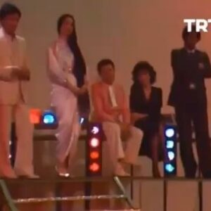 Ayşegül Aldinç Instagram - Bayram çekimiydi sanırım. Yıl 1985… O yıllarda böyle şarkıların kısa kısa art arda söylendiği potpuri denir kayıtlar yapar, “bayramlık”larımızı giyer, toplaşır kamera karşısına geçerdik.
🩷🩷🩷
Birlik, hoş görü, dirlik düzenlik esastı. Takdir edersiniz ki sanat dünyasında az bulunur özelliklerdir.
Bu kayıtlar önüme düştükçe teee o zamana ışınlanıyorum.
Biliyorum siz de seviyor, özlüyorsunuz.
🩷🩷🩷
Kayahan’la tanışmamız ben Tatbiki Güzel Sanatlar Yüksek Okulu Seramik Bölümü’nden mezun olduktan sonra önce staj için bulunduğum; hemen ardından memur olarak 6 yıl desinatörlük yaptığım Sümerbank Yıldız Porselen Fabrika’sında çalıştığım yıllara denk gelir.
🩷🩷🩷
Eurovision’dan sonra dikkatler üzerime toplanınca Kayahan’da bu çerçevede benimle müzikal anlamda bir beraberlik kurmak üzere çalışma yerime gelmişti. Fabrika Yıldız Parkı’nda olduğundan ilk buluşmamız o sıralar Turing Otomobil Kurumu’nun işletmesindeki Malta Köşkü’nde gerçekleşti.
🩷🩷🩷
Sonraları onun sözü ve müziğini yazdığı Masum Küçücük Bir Öpücük şarkısıyla Kuşadası Altın Güvercin Şarkı Yarışması’na birlikte katıldık.
Benim ilk albümüm için iki şarkı yapmıştı.
🩷🩷🩷
Empati programında da söylediğim üzere albümdeki diğer şarkılarla birlikte düzenlemeleri beğenmediğimden( düzenlemelerin Kayahan’la ilgisi yoktu bu arada.)
o albümü müzikseverlerle buluşturmaya gönlüm razı olmadı.
(Cesarete de bak sen!)
🩷🩷🩷
Dostluğumuz hep bâki kaldı o bu dünyadan göçene dek.
Yolumuz sevgiden geçti, buluştuk, çalıştık, gönül birliği yaptık.
Doğum günün kutlu olsun sevgili Kayahan; şarkıların yaşadığımız acı tatlı tüm duygularımıza eşlik ediyor yıllardır…
Yıllarımızı, yollarımızı paylaştığımız için çok şanslıyım. 
İyi ki…🙏🏼🌹💫🌟
#kayahan
#tbf
#throwback 
#throwbackfriday