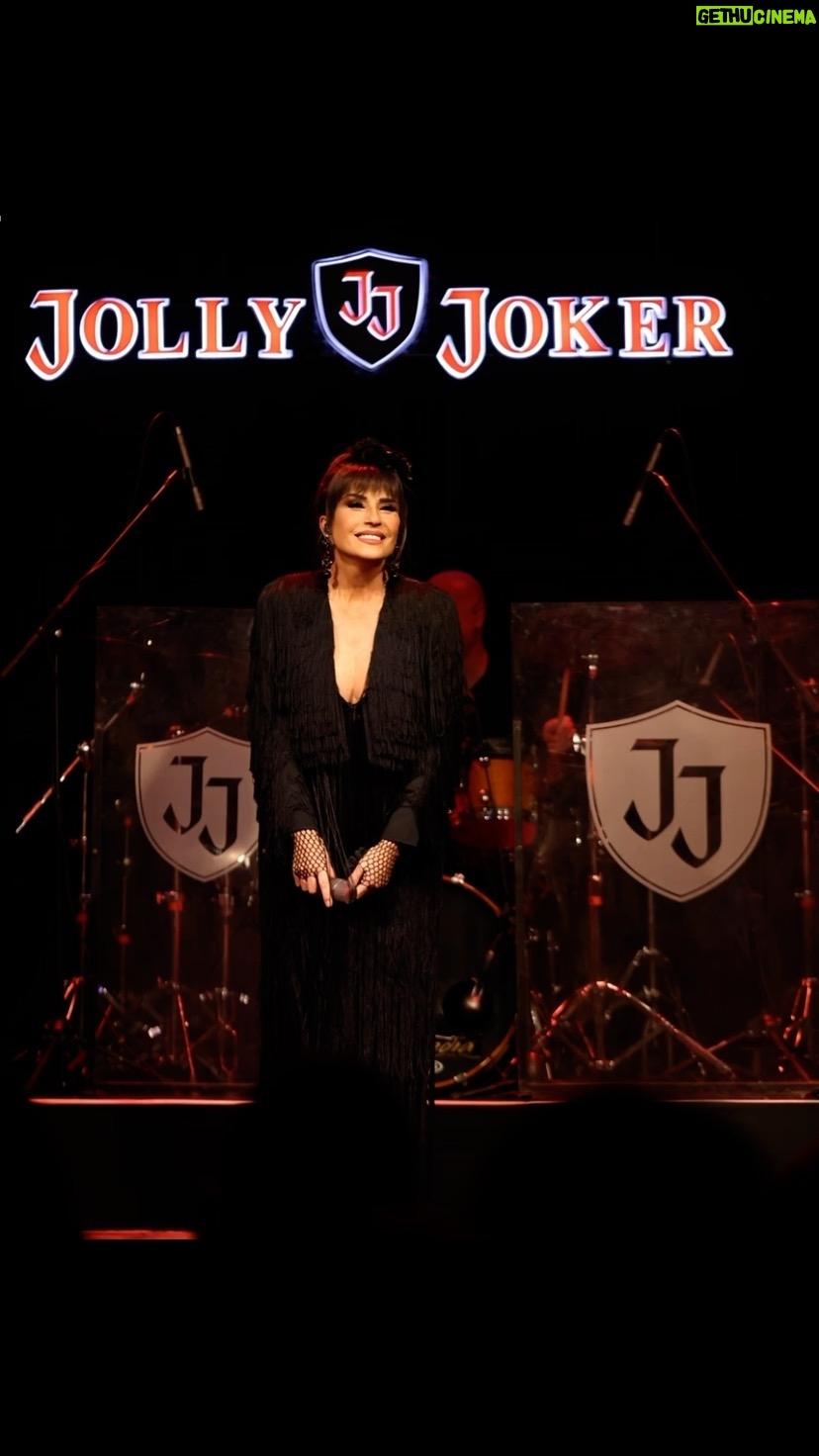 Ayşegül Aldinç Instagram - Cumartesi gecesi Jolly Joker Bursa’daydık.🖤🎶🎤🎵 Bursa’nın mükemmel bir izleyici kitlesi var. 🙏🏼🌹 Ne güzzel bi geceydi… 🙏🏼🥰♥️🎶🎤🎵 @stolgakilic @arikansirakaya @naraxyn @srknaltinok @gamzearsal81 #eserünsalan #ayşegülaldinç @bursa.jollyjoker #bursajollyjoker #bursa