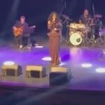 Ayşegül Aldinç Instagram - “Hayat zorlaşınca Çıkmaz sokaklarda soluksuz kalınca Azalınca mânâdan Seyyar sevdalarda parçalanınca O zaman yüreğin yükü hafifler Belki biraz O zaman şarkı söylemek lazım Avaz, avaz…” 🎶 #sezenaksu ♥️ Dedik ve duyguların en güzelini karşılıklı yaşayıp şarkılarımızı birlikte söyledik…🙏🏼♥️🌹🎵🤩🎙️🎼🥰🎶🎤 (“Story’lerde kalmasın” ve yakın zaman #tbt si geyiğine de bindim ya ne diyim…😄 #ckm #konser #ayşegülaldinç #vigorsanat #caddebostankültürmerkezi 🎹 @stolgakilic 🥁@emreyildizdrums @metincansari86official 🎷 🎤@gamzearsal81 🎙️ 🎸#eserünsalan 🎸@naraxyn 👗@tanjubabacan 📸@boragokhan @vigor_sanat #filizçetin