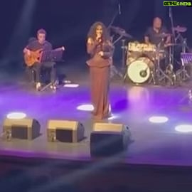 Ayşegül Aldinç Instagram - “Hayat zorlaşınca Çıkmaz sokaklarda soluksuz kalınca Azalınca mânâdan Seyyar sevdalarda parçalanınca O zaman yüreğin yükü hafifler Belki biraz O zaman şarkı söylemek lazım Avaz, avaz…” 🎶 #sezenaksu ♥️ Dedik ve duyguların en güzelini karşılıklı yaşayıp şarkılarımızı birlikte söyledik…🙏🏼♥️🌹🎵🤩🎙️🎼🥰🎶🎤 (“Story’lerde kalmasın” ve yakın zaman #tbt si geyiğine de bindim ya ne diyim…😄 #ckm #konser #ayşegülaldinç #vigorsanat #caddebostankültürmerkezi 🎹 @stolgakilic 🥁@emreyildizdrums @metincansari86official 🎷 🎤@gamzearsal81 🎙️ 🎸#eserünsalan 🎸@naraxyn 👗@tanjubabacan 📸@boragokhan @vigor_sanat #filizçetin
