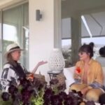 Ayşegül Aldinç Instagram - Filiz Akın kendimi bildim bileli “en” lerimin doruğudur artık dünya âlem biliyor. Şubat ayında çıkan Malumatfuruş isimli kitabımda ona ayrılmış özel sayfalarda hayatımda onu ilk gördüğüm anda olanları ve sonrasını anlatmıştım. ♥️♥️♥️ Sürekli kavilleşmemize rağmen sakınan göze çöp batar misali bu buluşma bi türlü gerçekleşemiyordu. Ama bi tanesi var ki kan kırmızı! Ay içim hûn olmuştu. Filiz Hanım’cım kısa İstanbul seyahatinde “Türkan’da geliyor, gel istersen” dediği gün yardımcımız izne çıkmıştı ve anneme eşlik edecek kimse yoktu. Gidebilseydim hayatımın en unutulmaz anlarından biri daha gerçekleşecekti. Filiz Akın ve Türkan Şoray’la 5 çayı!.. Göze, kulağa, en önemlisi hislere nasıl geliyor varın siz düşünün. Buluşamamanın verdiği çaresizlik ve hüznü de tabii… ♥️♥️♥️ İşte bir 19 Mayıs günü bu buluşma Bodrum’da gerçekleşti. Artık 19 Mayıs benim için kendi anlamı dışında da çok anlamlı. Menajerimle beni evlerinde yemeğe davet etme inceliğini gösterdiler. Yardımcıları Rosa’nın mükemmel yemekleri beni “Rejim mi? O da neymiş?!” noktasına getirdi ve hatta ötesine geçirdi bile! ♥️♥️♥️ Sevgili eşi Sönmez Köksal beyefendiyle kendisine misafirperverlikleri, samimi sohbetleri için çok ama çok teşekkür ederiz. Sönmez Bey bu özel ânımızı siyah petunyaların gölgesinde ölümsüzleştirmek istedi. Biz de poz aldık. Meğer video çekiyormuş. Hepimiz “ çiiizz” gülümsemesiyle sabit kalınca video çektiğini hatırlattı; ben de bu unutulmaz günün duygusunu dile getirmeye çalıştım. ♥️♥️♥️ “İyi ki”lerimin en şahanesi layemut Filiz Hanım’cığımın gönderisinin metnini neden olduğunu anlayamadığım bir sebepten repost edemeyince metni farklı bir yöntemle aldım. İşte canımın içinin duyguları: #repost @filizakink . . . “Dün ayrıca çok önemli ve çok mutlu bir gündü benim için!... 👏🏼❤Aylar aylar önce belki de bir yıldır benim sağlık durumumdan dolayı buluşamıyorduk. Ayakta alkışlanan bir İzmir konserinden sonra adaşımla gelebildi.🌟 Ellerimizde meyve kokteyllerimizle hem günü hem de “Güzel kızımla karşılıklı sevgimizi kutladık”🙏🏼❤️ Canım @aysegulaldinc Onu çok seviyorum.”💎🥰 #filizakın ♥️ #ayşegülaldinç