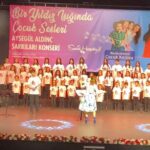 Ayşegül Aldinç Instagram – (Önce bi sola kaydır yapalım güzelciklerimizi görelim😍)
Şimdi okuyabiliriz:😉
Mart hıphızlı bir giriş yaptı.
Artık kapıdan baktırıp kazma kürek yaktırmadığı bi gerçek.
Mevsimlerin performansı bile nostaljik.
Belli ki baharı görmeden yaz da gelip geçecek…
Mart her yıl olduğu gibi Kadınlar Günü, Tıp Bayramı, Çanakkale’nin Kurtuluşu, Dünya Tiyatrolar Günü gibi özel günleri içinde barındırırken bu yılkinde seçim ve Ramazan öne çıkıyor.
Yok, yok yani!
Eksiksem tamamlayınız.
🌹🌹🌹
Benden yana ise
konser maratonu berdevam.  Ramazan münasebetiyle herkesler bir ay istirahatte olacak olduklarından köprüden önceki son çıkış hesabı saldıray bir ay.
🌹🌹🌹
Da haddizatında demem o değil. 
Sorunların üstesinde geliriz evelallah; ya içinde kaybolduğumuz sorular?
Rasyonalize etmeye çalıştığım ama aklımdan çıkmayan can arkadaşımı kaybım mart ayı ile arama mesafe koyma nedenim mi olacaktı?
Mazeretim kan kırmızı…
Kızılcık şerbeti  içmek ise meslek gereği; “The show must go on” dan yola çıkarak gösterinin devamı hayata tutunmayı sağlıyor.
“O” da böyle olmasını isterdi.
🌹🌹🌹
“Mart ayı dert ayı” derler.
Niye?
“Havalar değişken olduğundan hasta olabilirmişiz” diye.
İyiyMİŞ gibi görünen hastalar olduğumuzu inkâr etsek de herkesin birbirini gördüğü, kendini istediğin gibi gösterebildiğin ama içini göstermeyen İnstagram aynası seni sana en iyi anlatan, aslında farkındaysan.
Ama hep mi iyiyiz, hep mi güzeliz?!
Benim bildiğim hastayken iyi olabilme umudu yaşanır.
Ya hasta olduğunu bilmiyorsan?!
🌹🌹🌹
Sizleri 6 Mart’ta @buyukcekmecebld sinin düzenlediği benim şarkılarımdan oluşan repertuvarlarıyla  Bir Yıldız Işığında Çocuk Sesleri etkinliğiyle, beni çok mutlu eden bu projeden anlarla başbaşa bırakıyorum.🙏🏼😇
Huzurlu Ramazanlar ve iyi pazarlar dilerim…🌹♥️
@buyukcekmecekultursanat 
@drhasanakgun 
@cigdemguven1919 🙏🏼
o_t_m_ 
#pazar