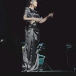 Ayşegül Aldinç Instagram - Bugün 1 Mayıs… Taksim Meydanı’nın yakınında Cihangir’de ikamet etmekteyim yıllardır. Ne çekti bu semt sakinleri diyerekten olayı “Bize dokunmayan yılan bin yıl yaşasın!” düzeyine indirgemek benlik bi duygu değil. Ayrıca o yılan bize dokunsa da dokunmasa da bin yıl yaşamasın! 🔴🔴🔴 Sittin senedir 1 Mayıs’ın her iki tarafta da yarattığı rahatsızlık duygusu devam ediyor. Bir de saysak burdan köye yol olur. Antagonizma terimini Tatbiki Güzel Sanatlar Yüksek Okulu’nda okurken Uygarlık Tarihi hocamız rahmetli Server Tanilli’den duymuş, öğrenmiştim ilk. 🔴🔴🔴 Antagonizmik maruz kalışlar hep azaltmış, tedirgin etmiştir bizi. Bidayetten bu yana da bu böyle; kesişmeyen paraleller ve onun sahte yüzleri… Bugün penceremden baktığımda dışarıdaki sessizlik ve önlemlerin bünyede yarattığı duygu da bunun günlük yumurtlamalar özeti. 🔴🔴🔴 Neyse güzel şeylerle devam edelim. Dün akşam kendimi sevenimle birlikte tamamlayıp çok mutlu olduğum bir konser verdim yepisyeni, bir etkinlik binasında, Çorlu Ünal Baysan Kültür Merkezi’nde. Bizi izlemeye gelen tüm müzikseverlere, beni, biziseverlere tüm ekibim ( @arikansirakaya @naraxyn @huseyinpulant @emin__inal @gamzearsal81 #eserünsalan @dincay.dinc ) adına teşekkür ederim. Yaptığımız iş müzik, biz de onun işçisiyiz. Bu bayram hepimizi kapsıyor. Dışımızda kalması gerekenlerse, haksızlıklar, yasaklar, direnişe şiddetle verilen cevaplar ve bunların yarattığı rahatsızlık duygusu. Barışçı, bütünleyici, adaletli ve şiddetten uzak iklim talepli dileklerimiz berdevam. Alnının teriyle yaşamını idame ettiren her bir emekçi kardeşimin bayramını içtenlikle kutluyorum. Dün geceki sevgili katılımcılarımızın hikaye paylaşımlarından karelerle dünün ve bugünün anlamına ben de böylesi yaklaşmak istedim. Günün sakin geçmesi dileğiyle bitirmek isterdim ama…. #1mayıs #1mayısemekvedayanışmagünü #çorluünalaysankültürmerkezi #konser #ayşegülaldinç