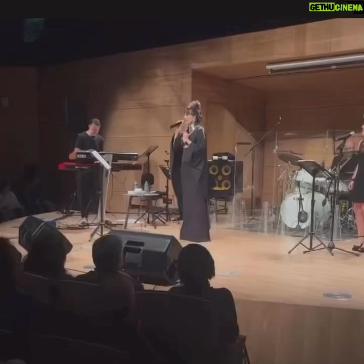 Ayşegül Aldinç Instagram - Sıcaklığı henüz bitmeden #tbt oluverdi. 12 Aralık’ta canım Ankara’mda, @csoadaankara da gerçekleştirdiğimiz konserimizden…😇🎼🎶🎵🎤 Kutluluğu, mutluluğu halen süren karşılıklı yoğun bi özlemdi hissettiğimiz. Duygular karşılıklı olunca çosku katsayısı da artıyor tabii. 90 dakika istenen konser süresi 2.30 saat sürünce kimseciklerin itirazı olmadı. Ne çok şey, anı varmış paylaşılacak. Öncelikle uzun bir aradan sonra buluşabildiğimiz için siz yüksek enerji ve katılımlı müzikseverlere, beniseverlere çok ama çok teşekkür ederim. Emeği geçen tüm arkadaşlarıma da… Tekrarı bol olsun. Birlikte olduğumuz süre içersinde birbirimizde iyi geldiğimizi görmek çok iyi geldi… Aralık 23’te Ankara Jolly Joker’de tekrar buluşmak üzere….🩷🩷🩷 ( Sahneyle seyirci arasındaki mesafenin çekime izin vermemesinden dolayı özel fotoğraf ve kayıtlarımız olamadı. İlk ağızda bana ulaşan paylaşımlardan bi demet suniim dedim. Anlayışınız için ayrıca teşekkür ederim…🙏🏼🌹) @merttug @arikansirakaya @huseyinpulant @gamzearsal81 @ramco.bas @emin__inal @dincay.dinc @pasion_turca @iskender_stage