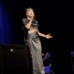 Ayşegül Aldinç Instagram - Bugün 1 Mayıs… Taksim Meydanı’nın yakınında Cihangir’de ikamet etmekteyim yıllardır. Ne çekti bu semt sakinleri diyerekten olayı “Bize dokunmayan yılan bin yıl yaşasın!” düzeyine indirgemek benlik bi duygu değil. Ayrıca o yılan bize dokunsa da dokunmasa da bin yıl yaşamasın! 🔴🔴🔴 Sittin senedir 1 Mayıs’ın her iki tarafta da yarattığı rahatsızlık duygusu devam ediyor. Bir de saysak burdan köye yol olur. Antagonizma terimini Tatbiki Güzel Sanatlar Yüksek Okulu’nda okurken Uygarlık Tarihi hocamız rahmetli Server Tanilli’den duymuş, öğrenmiştim ilk. 🔴🔴🔴 Antagonizmik maruz kalışlar hep azaltmış, tedirgin etmiştir bizi. Bidayetten bu yana da bu böyle; kesişmeyen paraleller ve onun sahte yüzleri… Bugün penceremden baktığımda dışarıdaki sessizlik ve önlemlerin bünyede yarattığı duygu da bunun günlük yumurtlamalar özeti. 🔴🔴🔴 Neyse güzel şeylerle devam edelim. Dün akşam kendimi sevenimle birlikte tamamlayıp çok mutlu olduğum bir konser verdim yepisyeni, bir etkinlik binasında, Çorlu Ünal Baysan Kültür Merkezi’nde. Bizi izlemeye gelen tüm müzikseverlere, beni, biziseverlere tüm ekibim ( @arikansirakaya @naraxyn @huseyinpulant @emin__inal @gamzearsal81 #eserünsalan @dincay.dinc ) adına teşekkür ederim. Yaptığımız iş müzik, biz de onun işçisiyiz. Bu bayram hepimizi kapsıyor. Dışımızda kalması gerekenlerse, haksızlıklar, yasaklar, direnişe şiddetle verilen cevaplar ve bunların yarattığı rahatsızlık duygusu. Barışçı, bütünleyici, adaletli ve şiddetten uzak iklim talepli dileklerimiz berdevam. Alnının teriyle yaşamını idame ettiren her bir emekçi kardeşimin bayramını içtenlikle kutluyorum. Dün geceki sevgili katılımcılarımızın hikaye paylaşımlarından karelerle dünün ve bugünün anlamına ben de böylesi yaklaşmak istedim. Günün sakin geçmesi dileğiyle bitirmek isterdim ama…. #1mayıs #1mayısemekvedayanışmagünü #çorluünalaysankültürmerkezi #konser #ayşegülaldinç
