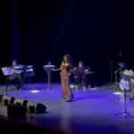 Ayşegül Aldinç Instagram - “Hayat zorlaşınca Çıkmaz sokaklarda soluksuz kalınca Azalınca mânâdan Seyyar sevdalarda parçalanınca O zaman yüreğin yükü hafifler Belki biraz O zaman şarkı söylemek lazım Avaz, avaz…” 🎶 #sezenaksu ♥️ Dedik ve duyguların en güzelini karşılıklı yaşayıp şarkılarımızı birlikte söyledik…🙏🏼♥️🌹🎵🤩🎙️🎼🥰🎶🎤 (“Story’lerde kalmasın” ve yakın zaman #tbt si geyiğine de bindim ya ne diyim…😄 #ckm #konser #ayşegülaldinç #vigorsanat #caddebostankültürmerkezi 🎹 @stolgakilic 🥁@emreyildizdrums @metincansari86official 🎷 🎤@gamzearsal81 🎙️ 🎸#eserünsalan 🎸@naraxyn 👗@tanjubabacan 📸@boragokhan @vigor_sanat #filizçetin
