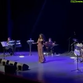 Ayşegül Aldinç Instagram - “Hayat zorlaşınca Çıkmaz sokaklarda soluksuz kalınca Azalınca mânâdan Seyyar sevdalarda parçalanınca O zaman yüreğin yükü hafifler Belki biraz O zaman şarkı söylemek lazım Avaz, avaz…” 🎶 #sezenaksu ♥️ Dedik ve duyguların en güzelini karşılıklı yaşayıp şarkılarımızı birlikte söyledik…🙏🏼♥️🌹🎵🤩🎙️🎼🥰🎶🎤 (“Story’lerde kalmasın” ve yakın zaman #tbt si geyiğine de bindim ya ne diyim…😄 #ckm #konser #ayşegülaldinç #vigorsanat #caddebostankültürmerkezi 🎹 @stolgakilic 🥁@emreyildizdrums @metincansari86official 🎷 🎤@gamzearsal81 🎙️ 🎸#eserünsalan 🎸@naraxyn 👗@tanjubabacan 📸@boragokhan @vigor_sanat #filizçetin