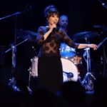 Ayşegül Aldinç Instagram - Tasarruf yapmamızı sağladığı için elektrik şirketimize nasıl teşekkür edeceğimi bilememekteyim! 3 saate yakın “Her yer karanlık” buna mukabil “Pür nùr” değil o mevkï! durumu yaşadık. Beni kısa bir aradan sonra sizlerle buluşturdukları için bir kez daha minnet duygularımı ifade ediciim kendilerine! 🕯️🕯️🕯️ Işıklı tek yer telefon ekranı olduğundan yazmak suretiyle hem aydınlaniim hem de özümle ilgili kısa bir aydınlatma yapiim dedim. Ben sizi özlemişim. Umarım siz de “ Hani ya? Bu kız nerde?” demişinizdir. 🕯️🕯️🕯️ Takibimde olduğunuza göre nerde n’aaptığımı biliyosunuz aslında. Şarkı söylüyorum bolca, Konserler hafta sonlarına denk geldiğinden düzenli olarak nâmelenemiyorum size. 🕯️🕯️🕯️ Bizim mahalle bi tuhaf. Şansa bak ki tam da benim evi içine alıcak şekilde bi bölüm karanlık; gayrısı apaydınlık! Apartmanın merdiven otomatı yanıyor! Buna mukabil alttaki yeni Fransız komşuyla elektrik alamıyoruz! 🕯️🕯️🕯️ E el kişisi alışık diil tabiyatıyla; adamcağız konuya Fransız! N’ooluyo diye sormak için kapıyı tıkladı. Açtım, dedim “Durum mafiş! Bekliceeniz bi kaç saat daha. Burda böyle! “ Pek anladığını sanmıyorum. Beklerken trompet çaldı. Ama hep mi The Godfather Waltz! Ay içim şişti. Zaten ortalık kapkaranlık. Bu melodi bana ecnebilerin cenaze merasimlerini hatırlatıyor! 🕯️🕯️🕯️ Mumları yaktık, mum istediği kadar dibine ışık vermesin biz romantizmin dibine bi güzel vurduk! Biz erken yemek yiyoruz. Ne yediğimiz aşı, ne ektiğimiz tuzu gördük! Ahhh! Böbreem! 🕯️🕯️🕯️ Elektrikler geldiğinde “Allah fakire eşeğini kaybettirip sevinsin diye buldururmuş” sevinç dalgasıyla nası dalgalandık anlatamam! Sevgilim geldiğinde bu kadar heyecanlanmıyorum! Olsun. Biz Ay’a gitmiş insanlarız. Elektrik dediğin ne ki; gider de gelir de hiç mühim diil! Maksat sizin günleriniz aydınlık olsun… 🙏🏼💡 Aha! Yine gitti!🤦🏻‍♀️ Hadiii çayda çıra! (Fotöler @kartalistmarina.jollyjoker gecesinden. Çok güzeldiler. Karşılıklı çok mutlu olduk.🙏🏼🌹) @stolgakilic @naraxyn @emreyildizdrums @mervenuvasilturkmen @gamzearsal81 #eserünsalan @dincay.dinc 📸: @boragokhan