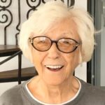 Ayşegül Aldinç Instagram - Kaç Anneler Günü daha yaşayabileceğimizi bilmiyorum. Varlığına şükrediyor, zamanının daraldığını düşündüğüm için de ona çaktırmadan kahroluyorum. Defaatle tekrarladığım için annesini yitirmişlerin kalbini paramparça eden bir gün olduğundan Anneler Günü'ne bi parça mesafeli durduğumu ve hüzünlendiğimi yazıyla meramımı anlatmaya sosyal mecralar hayatımızın baş köşesine yerleşmeden ifade ettiğimi bilenler bildiğinden tekrara düştüğümü düşünüyorum. 🌹🧿🌹 Büyüyünce hüzün daha da artıyor. Zira sen büyüdükçe annen de büyüyor. Aranda kaç yaş fark olursa olsun onun yavaş yavaş irtifa kaybededurduğunu görmek acı veriyor. Duygularımı bu şekilde ifade ederken annesiyle yıllar önce ya da yeni vedalaşmış herkesi üzebileceğimi farkedince de kendimi mahçup hissediyorum. 🌹🧿🌹 Tüm şehit analarını, çocuklarını farklı sebeplerden dolayı yitirenleri, istediği halde çocuk sahibi olamayanları, sıhhatte ve afiyette olan, olmayan her yaştan annecikleri kucaklıyor, sevgiyle sarılıyorum. Hayatta olmayanların ruhuna rahmet ve duayla… 🌹🧿🌹 Anne emeğinin karşılığını verebilmemiz zor ötesi. Ne mutlu ki hayattaysalar gönüllerini her ne şekilde olursa olsun almak ve bugünü sadece bir güne sığdırmamak ömür boyu ödeyemeyeceğimiz boyun borcumuz. Tüm bu karmaşık ama sevgisi aşkın duygularla Anneler Günü’nüzü kutluyorum. Muhabbetle…🙏🏼♥️ #annelergünü