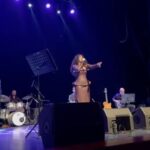 Ayşegül Aldinç Instagram - “Hayat zorlaşınca Çıkmaz sokaklarda soluksuz kalınca Azalınca mânâdan Seyyar sevdalarda parçalanınca O zaman yüreğin yükü hafifler Belki biraz O zaman şarkı söylemek lazım Avaz, avaz…” 🎶 #sezenaksu ♥️ Dedik ve duyguların en güzelini karşılıklı yaşayıp şarkılarımızı birlikte söyledik…🙏🏼♥️🌹🎵🤩🎙️🎼🥰🎶🎤 (“Story’lerde kalmasın” ve yakın zaman #tbt si geyiğine de bindim ya ne diyim…😄 #ckm #konser #ayşegülaldinç #vigorsanat #caddebostankültürmerkezi 🎹 @stolgakilic 🥁@emreyildizdrums @metincansari86official 🎷 🎤@gamzearsal81 🎙️ 🎸#eserünsalan 🎸@naraxyn 👗@tanjubabacan 📸@boragokhan @vigor_sanat #filizçetin