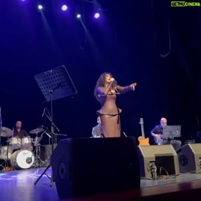 Ayşegül Aldinç Instagram - “Hayat zorlaşınca Çıkmaz sokaklarda soluksuz kalınca Azalınca mânâdan Seyyar sevdalarda parçalanınca O zaman yüreğin yükü hafifler Belki biraz O zaman şarkı söylemek lazım Avaz, avaz…” 🎶 #sezenaksu ♥️ Dedik ve duyguların en güzelini karşılıklı yaşayıp şarkılarımızı birlikte söyledik…🙏🏼♥️🌹🎵🤩🎙️🎼🥰🎶🎤 (“Story’lerde kalmasın” ve yakın zaman #tbt si geyiğine de bindim ya ne diyim…😄 #ckm #konser #ayşegülaldinç #vigorsanat #caddebostankültürmerkezi 🎹 @stolgakilic 🥁@emreyildizdrums @metincansari86official 🎷 🎤@gamzearsal81 🎙️ 🎸#eserünsalan 🎸@naraxyn 👗@tanjubabacan 📸@boragokhan @vigor_sanat #filizçetin