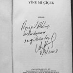 Ayşegül Aldinç Instagram - Bana imzaladığı kitabı buldum geçen gün. İnsanoğlu yaşarken geçen günlerinin kıymetini biliyor mu bundan pek emin değilim. Artık genç arkadaşlarımın algısında bile zaman su gibi akıyorsa gerisini var sen düşün. O yüzden yaşadığımız bu telaş, yaşatılan celâllenmeler, bu nobranlık. 🌹🌹🌹 Bir varmış bir yokmuş… Has adamdı Arif Keskiner. “Lokal”i evinin yakınında Cihangir’deydi. 90’lı yılların en nadide buluşma yeriydi. Gece hayatının, özellikle akşamüstlerinin değişmez adresiydi Çiçek.. Mekanın adından mülhem Çiçek Arif’ti Arif Keskiner. Öyle bildik hep. Giderken de sorulduğu üzre laf olsun diye değil sahiden “iyi” bildik. 🌹🌹🌹 Tuhaf bi âyin gibiydi mekânına gidişlerimiz, kapanana dek kalışlarımız. Müdavimleri ağırlıklı olarak oyunculardı; yazarlar, çizerler… Bir de “artist” görmeye gelen meraklı tayfa… 🌹🌹🌹 Yer bulamaz; masalardan biri boşa çıkana kadar bir dostun masasında otururdun. Oturulabilirdi o zaman. Herkes birbiriyle dost, yârendi. Bu dengenin her vakit kurulamadığı da olurdu. Yine de kendi içinde enteresan bir düzeni, disiplini vardı oranın. 🌹🌹🌹 Rahmetli canım Tarık Akan’la Kadir İnanır bir dönem pek iyi geçinemezlerdi. “Miş” daha doğrusu; ben tanık olmadım. Bu iki efsanenin ayrı ayrı köşelerde üzerinde rezerve yazmayan ama herkesin böyle olduğunu bildiği koltuğu yarım ay şeklinde masaları vardı. 🌹🌹♥️ Zamanla (Allah kalanlara sağlıklı ömür versin) o güzel insanlar o güzel atlara binip bir bir gittiler. Başka bir devranı yaşamaya başladık. Tadı tuzu kalmadı oraların. Özlemin bile eski tadı yok… Ama orda bir Çiçek vardı; gitmesek de görmesek de o Çiçek bizim Çiçeğimizdi. 🌹🌹🌹 Devirler bir bir kapanıyor, Değerler bir bir eksiliyor. Geriye güzel anlar, anılar kalıyor. Adıma imzaladığı kitabın adı Yine mi Çiçek’ti. Kitaplarının adları hep Çiçek’liydi Çiçek Gibi, Elbette Çiçek, Binbir Renk Binbir Çiçek, Akşam Çiçekleri… 🌹🌹🌹 Dostluğu, o dâvudï sesi, Türk sinemasının unutulmayanlarını bize armağanı unutulmayacak. Çiçekler içinde uyu Çiçek Arif. Biraz geciktim affet…🙏🏼🌹 #arifkeskiner #çiçekarif #tb #tbt