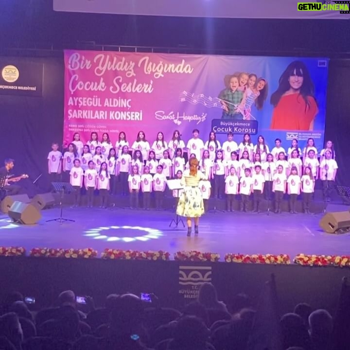 Ayşegül Aldinç Instagram - (Önce bi sola kaydır yapalım güzelciklerimizi görelim😍) Şimdi okuyabiliriz:😉 Mart hıphızlı bir giriş yaptı. Artık kapıdan baktırıp kazma kürek yaktırmadığı bi gerçek. Mevsimlerin performansı bile nostaljik. Belli ki baharı görmeden yaz da gelip geçecek… Mart her yıl olduğu gibi Kadınlar Günü, Tıp Bayramı, Çanakkale’nin Kurtuluşu, Dünya Tiyatrolar Günü gibi özel günleri içinde barındırırken bu yılkinde seçim ve Ramazan öne çıkıyor. Yok, yok yani! Eksiksem tamamlayınız. 🌹🌹🌹 Benden yana ise konser maratonu berdevam. Ramazan münasebetiyle herkesler bir ay istirahatte olacak olduklarından köprüden önceki son çıkış hesabı saldıray bir ay. 🌹🌹🌹 Da haddizatında demem o değil. Sorunların üstesinde geliriz evelallah; ya içinde kaybolduğumuz sorular? Rasyonalize etmeye çalıştığım ama aklımdan çıkmayan can arkadaşımı kaybım mart ayı ile arama mesafe koyma nedenim mi olacaktı? Mazeretim kan kırmızı… Kızılcık şerbeti içmek ise meslek gereği; “The show must go on” dan yola çıkarak gösterinin devamı hayata tutunmayı sağlıyor. “O” da böyle olmasını isterdi. 🌹🌹🌹 “Mart ayı dert ayı” derler. Niye? “Havalar değişken olduğundan hasta olabilirmişiz” diye. İyiyMİŞ gibi görünen hastalar olduğumuzu inkâr etsek de herkesin birbirini gördüğü, kendini istediğin gibi gösterebildiğin ama içini göstermeyen İnstagram aynası seni sana en iyi anlatan, aslında farkındaysan. Ama hep mi iyiyiz, hep mi güzeliz?! Benim bildiğim hastayken iyi olabilme umudu yaşanır. Ya hasta olduğunu bilmiyorsan?! 🌹🌹🌹 Sizleri 6 Mart’ta @buyukcekmecebld sinin düzenlediği benim şarkılarımdan oluşan repertuvarlarıyla Bir Yıldız Işığında Çocuk Sesleri etkinliğiyle, beni çok mutlu eden bu projeden anlarla başbaşa bırakıyorum.🙏🏼😇 Huzurlu Ramazanlar ve iyi pazarlar dilerim…🌹♥️ @buyukcekmecekultursanat @drhasanakgun @cigdemguven1919 🙏🏼 o_t_m_ #pazar