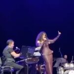 Ayşegül Aldinç Instagram - “Hayat zorlaşınca Çıkmaz sokaklarda soluksuz kalınca Azalınca mânâdan Seyyar sevdalarda parçalanınca O zaman yüreğin yükü hafifler Belki biraz O zaman şarkı söylemek lazım Avaz, avaz…” 🎶 #sezenaksu ♥️ Dedik ve duyguların en güzelini karşılıklı yaşayıp şarkılarımızı birlikte söyledik…🙏🏼♥️🌹🎵🤩🎙️🎼🥰🎶🎤 (“Story’lerde kalmasın” ve yakın zaman #tbt si geyiğine de bindim ya ne diyim…😄 #ckm #konser #ayşegülaldinç #vigorsanat #caddebostankültürmerkezi 🎹 @stolgakilic 🥁@emreyildizdrums @metincansari86official 🎷 🎤@gamzearsal81 🎙️ 🎸#eserünsalan 🎸@naraxyn 👗@tanjubabacan 📸@boragokhan @vigor_sanat #filizçetin