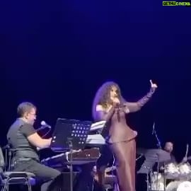 Ayşegül Aldinç Instagram - “Hayat zorlaşınca Çıkmaz sokaklarda soluksuz kalınca Azalınca mânâdan Seyyar sevdalarda parçalanınca O zaman yüreğin yükü hafifler Belki biraz O zaman şarkı söylemek lazım Avaz, avaz…” 🎶 #sezenaksu ♥️ Dedik ve duyguların en güzelini karşılıklı yaşayıp şarkılarımızı birlikte söyledik…🙏🏼♥️🌹🎵🤩🎙️🎼🥰🎶🎤 (“Story’lerde kalmasın” ve yakın zaman #tbt si geyiğine de bindim ya ne diyim…😄 #ckm #konser #ayşegülaldinç #vigorsanat #caddebostankültürmerkezi 🎹 @stolgakilic 🥁@emreyildizdrums @metincansari86official 🎷 🎤@gamzearsal81 🎙️ 🎸#eserünsalan 🎸@naraxyn 👗@tanjubabacan 📸@boragokhan @vigor_sanat #filizçetin