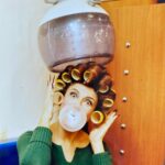 Ayşegül Aldinç Instagram - 2000’lerde Sabah’ta Malumatfuruş isimli köşemi yazmaya başladığımda ayrıca Ayşegül şurda, burda diye hafta sonları fotoğraflarla süslenen yazılarım olurdu. Bu fotoğraf “Ayşegül Kuaförde” fotoğrafı. 💇🏻💈🪮✂️ Eskiden, eeepeskiden bigudi diye bi şey vardı ey genşlik! Bigudileri kafamıza takınıp o tas gibi kacca aletin içine girerdik. Aletin gürültüsünden göz gözü görmez kulak kelâmı duymazdı. Ne sabırlı kuşakmışık ay dost, cânım hey! 💇🏻💈🪮✂️ Sonraları fön denir kurutma ve şekil verme aletleri çıktı da kadın kısmısı derin bi oh çekti! Şu an adını doğru yazacağımdan asla emin olamadığım şasuar mı şesuvar mı denen bu sadrazam sarığından hallice kurutma aletinin içine espri mahiyetinde, hani fotoğraf yeşillensin hessabı girmiş idim. Bu sebeple abartık ve kabartık bi fotoyla #tbt günümüzü şenlendiriim dedim. 💇🏻💈🪮✂️ Uzuuun zamandır saçlarımı dağıtıp rüzgarlara bırakma yoluna gittiğimden kuaför kardeşlerimizle pek teşriki mesaimiz olmuyor. Beni takip eden kuaför arkadaşlardan bir istirhamım olacak son olarak. Kuzucuklarım, deminden beri adını bulabilmek için Guugıl’da parmak aşındırıp hiç bir anahtar kelimeyle sonuç alamadığım şu kurutma aletinin adını yazar mısınız rica etsem? #throwbackthursday #throwback #perşembe #thursday