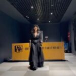Ayşegül Aldinç Instagram - İyi pazarlar…🌹 Dün akşam Beylikdüzü Atatürk Kültür ve Sanat Merkezi’ndeydik. Gülüşüklü, konuşuklu, çalmalı, söylemeli şahane bi gece daha yaşadık. bizi onurlandıran tüm müzikseverlere, beni severlere tüm ekip arkadaşlarım adına kalpten teşekkürler ederim. Şehir dışından gelenlere ayrıca teşekkür ederim. Yine çok çoşkuluydu; siz benle, ben sizle coşuyorum, taşıyorum, yükseliyorum. Bu nassıl değerli anlatamam. 🌹🌹🌹 Programımız belli, yolumuz uzun; mart’ı aşıp taşıyor. Boca etmek yerine teker teker duyuruyorum ben. 29 Mart’ta bi konserimiz daha var Fişekhane’de. Ona da gelin. Biletler çoktan satışa çıktığı için umarım yer kalmıştır. Hep böyle denir ya; bu yüzden derken demesem mi acaba diye bi düşündüm zaten. Ben her biriniz adına düşünürüm; size bırakmam! 😄😄😄 Bazen kafam kocaman oluyo bu çoklu düşünmelerden! “Adına” düşünmelerden. Düşünce hendeklerine düşmelerden. Ama biz “yükseliş” lerden konuşuyoduk di mi? Evet her yazdığımda aslında konuşuyorum sanıyorum. Böyle de bir huyum var. ☺️☺️☺️ Mart ayını sevmemeye devam ediyorum. Ali Sirmen’i de kaybetmişiz. Hemen her hafta kayıp haberleri alıyoruz farkında mısınız? Bir yönetmen arkadaşımın ilk filmine destek olmak adına onunla aynı projede misafir oyuncu olarak yer almıştık. Bir gün yemekte ordan burdan konuşurken laf döndü dolaştı ilişkilere geldi. “ İlgi duymadığımızın ilgisi ilgilendiğimizin ilgisizliği gibidir” demiştim. Bayılmıştı bu tarife. “Benim sözüm değil şiirlerini çok sevdiğim Özer Bal’ın “ demiştim. Saygıdeğer gazeteci büyüğüme Allah’tan rahmet sevenlerine, ailesine baş sağlığı diliyorum. 🌹🌹🌹 Hayat devam ediyor. Birlikte şarkılar söyleme fırsatlarımız da. Nice kavuşmalara…🎵🎤🎶😇 #pazar #dump #beylikdüzüaksm #aysegülaldinç #konser @stolgakilic 🎹 @arikansirakaya 🥁 @naraxyn 🎸 @huseyinpulant 🪈 @gamzearsal81 🎤 #eserünsalan 🎸 @dincay.dinc 🔊 📸 @nazsezerevin
