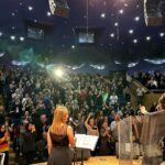 Ayşegül Aldinç Instagram - Sıcaklığı henüz bitmeden #tbt oluverdi. 12 Aralık’ta canım Ankara’mda, @csoadaankara da gerçekleştirdiğimiz konserimizden…😇🎼🎶🎵🎤 Kutluluğu, mutluluğu halen süren karşılıklı yoğun bi özlemdi hissettiğimiz. Duygular karşılıklı olunca çosku katsayısı da artıyor tabii. 90 dakika istenen konser süresi 2.30 saat sürünce kimseciklerin itirazı olmadı. Ne çok şey, anı varmış paylaşılacak. Öncelikle uzun bir aradan sonra buluşabildiğimiz için siz yüksek enerji ve katılımlı müzikseverlere, beniseverlere çok ama çok teşekkür ederim. Emeği geçen tüm arkadaşlarıma da… Tekrarı bol olsun. Birlikte olduğumuz süre içersinde birbirimizde iyi geldiğimizi görmek çok iyi geldi… Aralık 23’te Ankara Jolly Joker’de tekrar buluşmak üzere….🩷🩷🩷 ( Sahneyle seyirci arasındaki mesafenin çekime izin vermemesinden dolayı özel fotoğraf ve kayıtlarımız olamadı. İlk ağızda bana ulaşan paylaşımlardan bi demet suniim dedim. Anlayışınız için ayrıca teşekkür ederim…🙏🏼🌹) @merttug @arikansirakaya @huseyinpulant @gamzearsal81 @ramco.bas @emin__inal @dincay.dinc @pasion_turca @iskender_stage