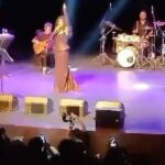 Ayşegül Aldinç Instagram - “Hayat zorlaşınca Çıkmaz sokaklarda soluksuz kalınca Azalınca mânâdan Seyyar sevdalarda parçalanınca O zaman yüreğin yükü hafifler Belki biraz O zaman şarkı söylemek lazım Avaz, avaz…” 🎶 #sezenaksu ♥️ Dedik ve duyguların en güzelini karşılıklı yaşayıp şarkılarımızı birlikte söyledik…🙏🏼♥️🌹🎵🤩🎙️🎼🥰🎶🎤 (“Story’lerde kalmasın” ve yakın zaman #tbt si geyiğine de bindim ya ne diyim…😄 #ckm #konser #ayşegülaldinç #vigorsanat #caddebostankültürmerkezi 🎹 @stolgakilic 🥁@emreyildizdrums @metincansari86official 🎷 🎤@gamzearsal81 🎙️ 🎸#eserünsalan 🎸@naraxyn 👗@tanjubabacan 📸@boragokhan @vigor_sanat #filizçetin