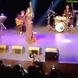 Ayşegül Aldinç Instagram - “Hayat zorlaşınca Çıkmaz sokaklarda soluksuz kalınca Azalınca mânâdan Seyyar sevdalarda parçalanınca O zaman yüreğin yükü hafifler Belki biraz O zaman şarkı söylemek lazım Avaz, avaz…” 🎶 #sezenaksu ♥️ Dedik ve duyguların en güzelini karşılıklı yaşayıp şarkılarımızı birlikte söyledik…🙏🏼♥️🌹🎵🤩🎙️🎼🥰🎶🎤 (“Story’lerde kalmasın” ve yakın zaman #tbt si geyiğine de bindim ya ne diyim…😄 #ckm #konser #ayşegülaldinç #vigorsanat #caddebostankültürmerkezi 🎹 @stolgakilic 🥁@emreyildizdrums @metincansari86official 🎷 🎤@gamzearsal81 🎙️ 🎸#eserünsalan 🎸@naraxyn 👗@tanjubabacan 📸@boragokhan @vigor_sanat #filizçetin