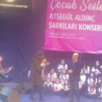 Ayşegül Aldinç Instagram – (Önce bi sola kaydır yapalım güzelciklerimizi görelim😍)
Şimdi okuyabiliriz:😉
Mart hıphızlı bir giriş yaptı.
Artık kapıdan baktırıp kazma kürek yaktırmadığı bi gerçek.
Mevsimlerin performansı bile nostaljik.
Belli ki baharı görmeden yaz da gelip geçecek…
Mart her yıl olduğu gibi Kadınlar Günü, Tıp Bayramı, Çanakkale’nin Kurtuluşu, Dünya Tiyatrolar Günü gibi özel günleri içinde barındırırken bu yılkinde seçim ve Ramazan öne çıkıyor.
Yok, yok yani!
Eksiksem tamamlayınız.
🌹🌹🌹
Benden yana ise
konser maratonu berdevam.  Ramazan münasebetiyle herkesler bir ay istirahatte olacak olduklarından köprüden önceki son çıkış hesabı saldıray bir ay.
🌹🌹🌹
Da haddizatında demem o değil. 
Sorunların üstesinde geliriz evelallah; ya içinde kaybolduğumuz sorular?
Rasyonalize etmeye çalıştığım ama aklımdan çıkmayan can arkadaşımı kaybım mart ayı ile arama mesafe koyma nedenim mi olacaktı?
Mazeretim kan kırmızı…
Kızılcık şerbeti  içmek ise meslek gereği; “The show must go on” dan yola çıkarak gösterinin devamı hayata tutunmayı sağlıyor.
“O” da böyle olmasını isterdi.
🌹🌹🌹
“Mart ayı dert ayı” derler.
Niye?
“Havalar değişken olduğundan hasta olabilirmişiz” diye.
İyiyMİŞ gibi görünen hastalar olduğumuzu inkâr etsek de herkesin birbirini gördüğü, kendini istediğin gibi gösterebildiğin ama içini göstermeyen İnstagram aynası seni sana en iyi anlatan, aslında farkındaysan.
Ama hep mi iyiyiz, hep mi güzeliz?!
Benim bildiğim hastayken iyi olabilme umudu yaşanır.
Ya hasta olduğunu bilmiyorsan?!
🌹🌹🌹
Sizleri 6 Mart’ta @buyukcekmecebld sinin düzenlediği benim şarkılarımdan oluşan repertuvarlarıyla  Bir Yıldız Işığında Çocuk Sesleri etkinliğiyle, beni çok mutlu eden bu projeden anlarla başbaşa bırakıyorum.🙏🏼😇
Huzurlu Ramazanlar ve iyi pazarlar dilerim…🌹♥️
@buyukcekmecekultursanat 
@drhasanakgun 
@cigdemguven1919 🙏🏼
o_t_m_ 
#pazar