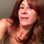 Ayşegül Ünsal Instagram – Annemden az kızılım yeni yaşımda ve halâ babamdan az elâ…içim rengârenk 🙏🏻Ve yine sevgim kocaman tüm dünyaya,yıldızlara,var olana,olmayana,olacak olana …Kainata…Sağlık,İyilik,Umut,Neşe,Şefkat,Güzel olanda bolluk,Anlayış,Nezaket,Doğru Öz Bilgi sarmalasın hepimizi.Farkındalıkla..Aşkla..Selam olsun yeni yaşıma ..🙏🏻🦁🧿🎈❤️🎉