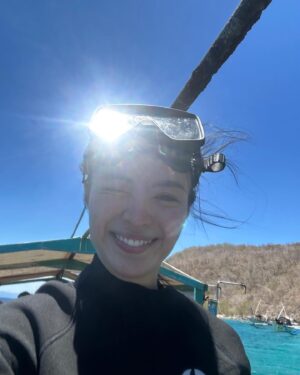 Aya Fernandez Instagram - Summer dive 2024 🤿🌊 and I saw the biggest sea turtle in my entire life!! Up close!!!! [3rd and 4th photo] Grabe 😭 Did you know that 5 out of 7 sea turtle species in the world exist in the Philippines?? 

This is your sign to go on a dive trip (or get a scuba diving license!) come, let’s love the ocean together hehe happy summer, everyone. 🐢