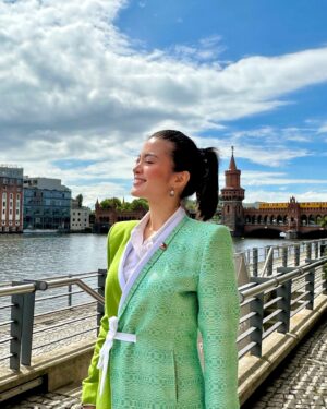 Aya Fernandez Instagram - Wearing a fully hand-woven indigenous fabric! 🇵🇭 Made by our Ifugao community, designed by the Ifugao designer himself, @victorbaguilatjr of @kandamacollective. What an honor to wear your creation. I loved this Asian-inspired suit. Thank you! ❤️