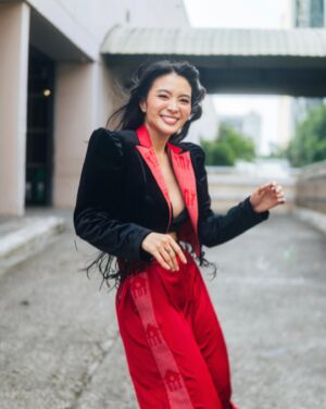 Aya Fernandez Instagram - HELLO MAY 👋🏽 Featuring Filipino indigenous weaves, Ifugao 🇵🇭 on these quick snaps by @benbigs! Always amazed by their patterns and meanings. Ensemble from @kandamacollective, by @victorbaguilatjr ❤️