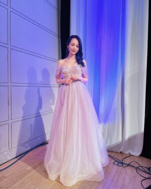 Aya Hirano Instagram - 《ディズニー・オン・アイス Find Your GIFT》
⁡
⁡
イサベラと氷上をイメージしたドレスはこんな感じでした🌸❄️✨
⁡
くすみ系パープルが、ライトが当たるとこんなにキラキラに🌸✨✨✨
⁡
⁡
dress : @pachelbel_dress
earrings・necklace : @grossejapan
#パッヘルベルドレス
#grossejapan
⁡
⁡
#disneyonice #ディズニーオンアイス
#ミラベルと魔法だらけの家 #encanto
#イサベラ #Isabela
#ayahirano #平野綾